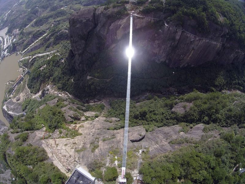 Самый длинный стеклянный мост в мире открылся в Китае на высоте 180 метров 
