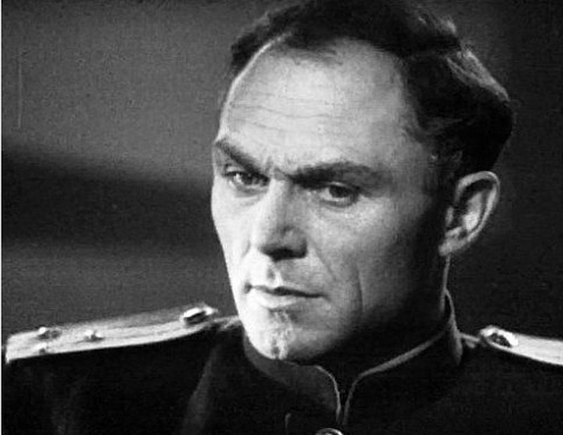 В 1944 году состоялся дебют Сергея Лукьянова в роли следователя Ларцева в приключенческом фильме «Поединок». 
