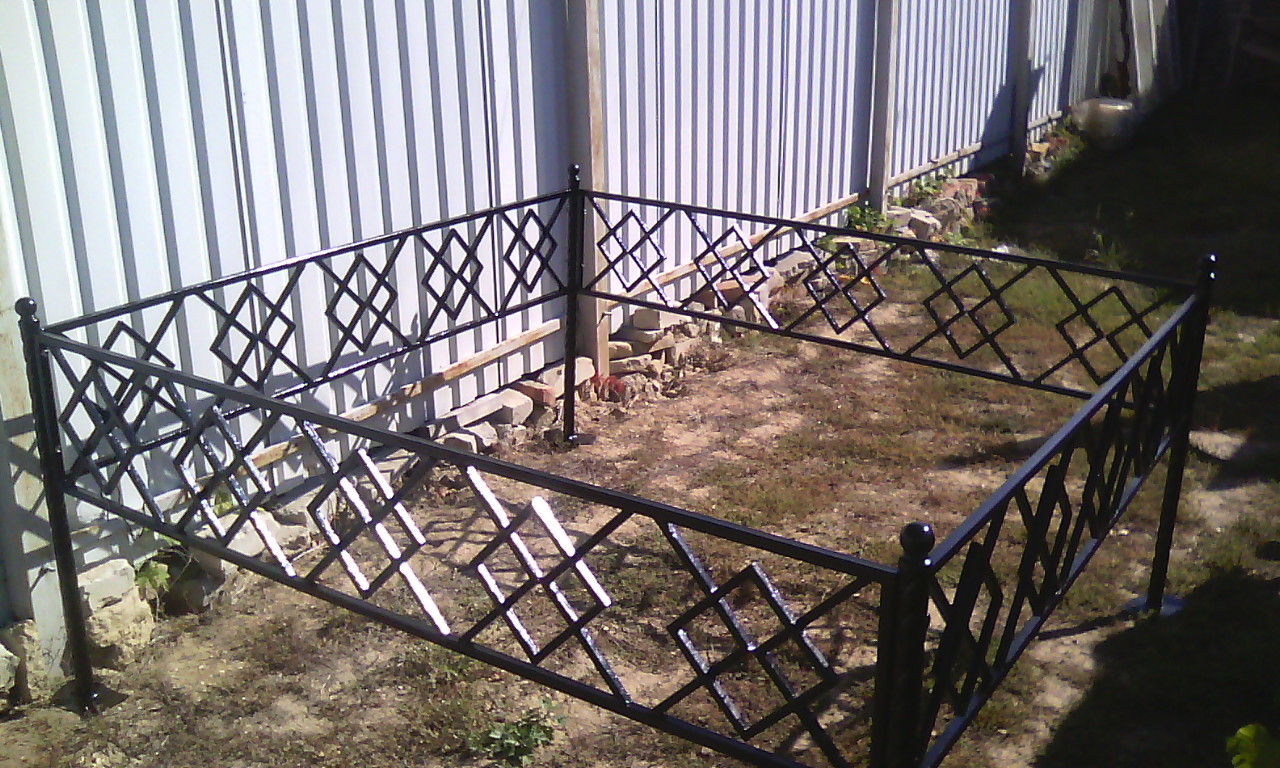 Оградки на могилу из цепей на столбах фото