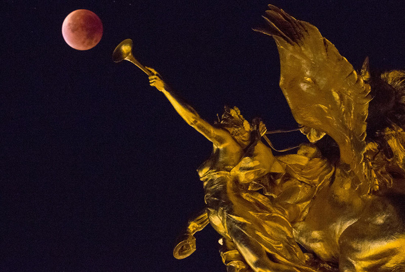 Париж: Луна и статуя на мосту Александра III.