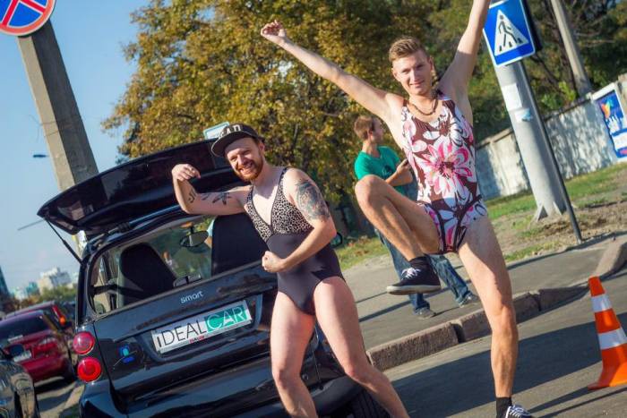В Киеве мужчины в купальниках приехали за бесплатным топливом 