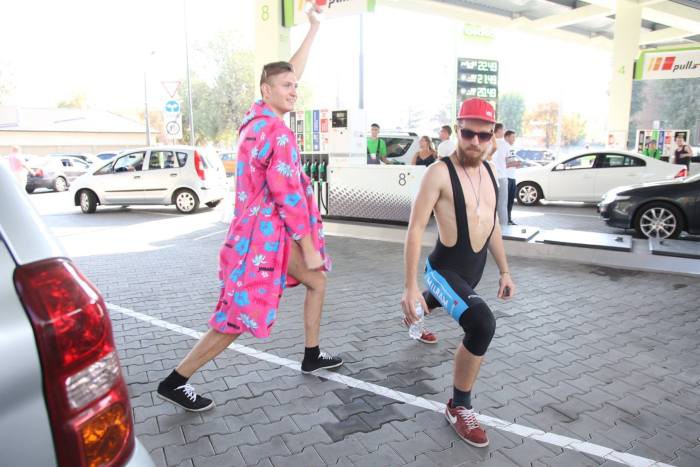 В Киеве мужчины в купальниках приехали за бесплатным топливом 