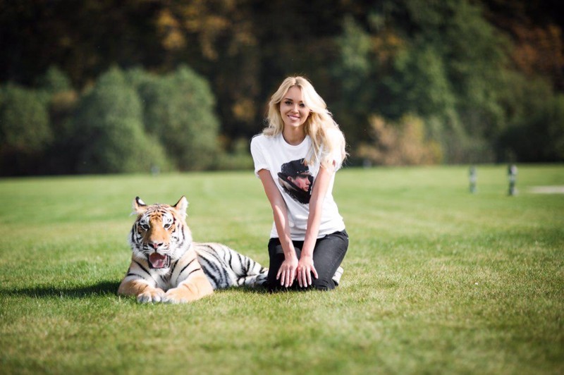 Мисс мира спасает тигрят
