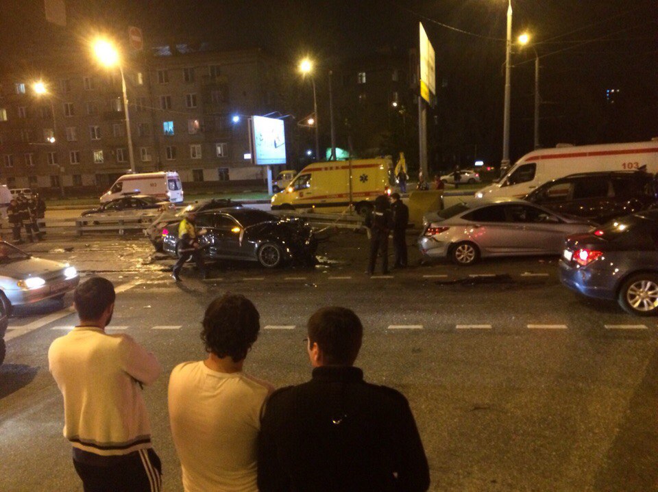 Авария дня 2095. Mercedes E63 AMG протаранил несколько машин в Москве