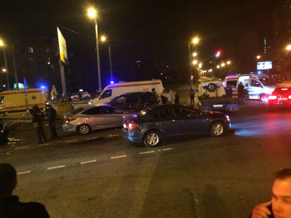 Авария дня 2095. Mercedes E63 AMG протаранил несколько машин в Москве