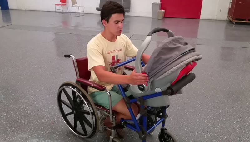 Американский школьник изобрел детскую коляску для мам в инвалидном кресле
