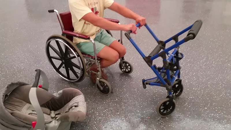 Американский школьник изобрел детскую коляску для мам в инвалидном кресле