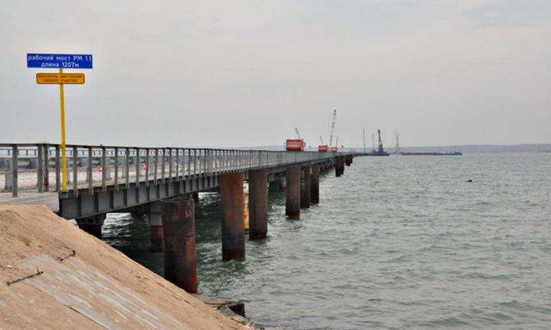 Сегодня строители закончили возведение первого временного моста между Краснодарским краем и островом Тузла.