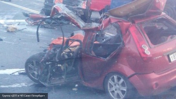 Авария дня 2103. Ford Fiesta столкнулся с бензовозом