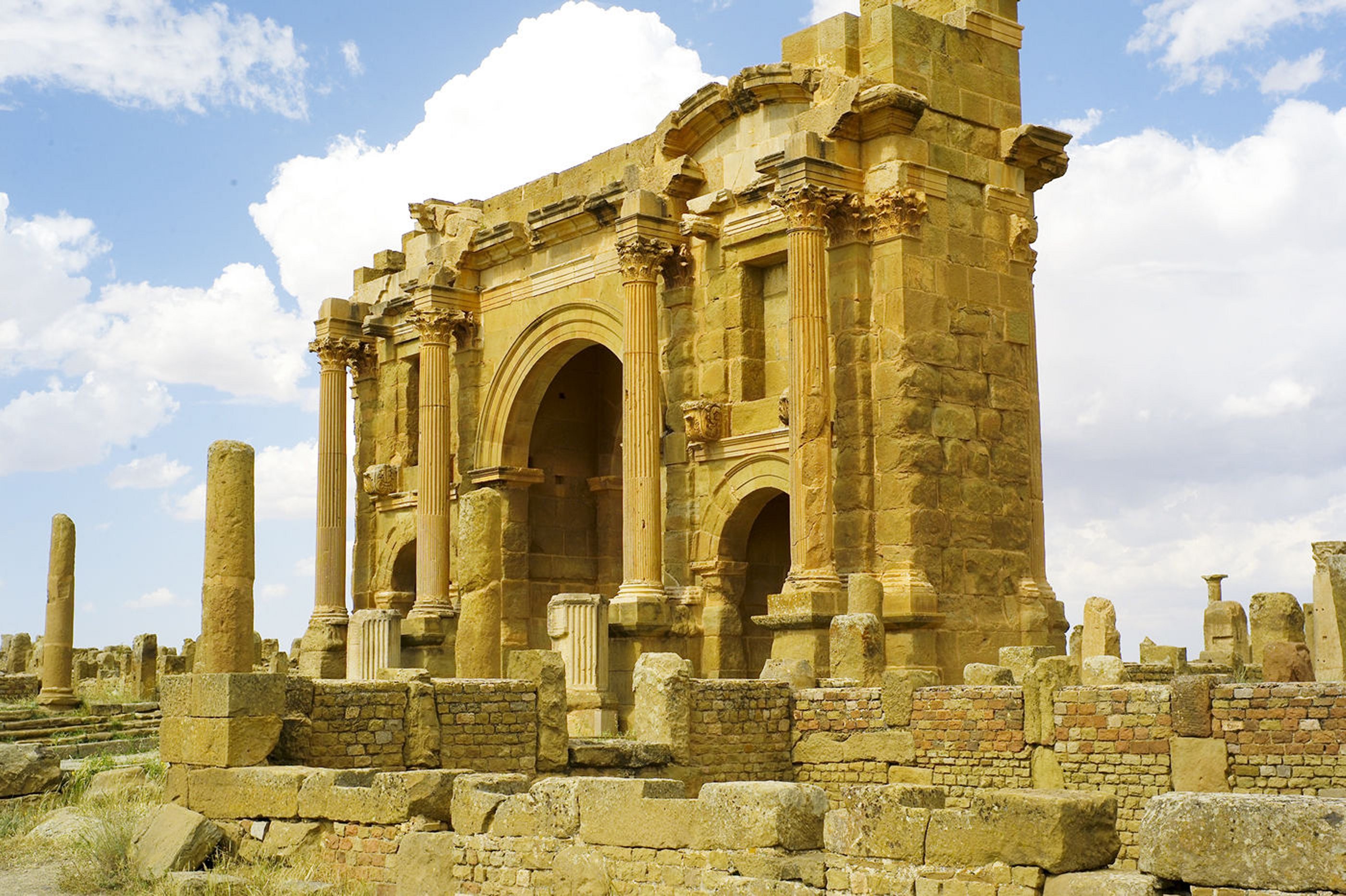 Древние руины где находятся. Триумфальная арка Тимгад. Тимгад Алжир. Римский город Тимгад (Алжир. Древний город Тимгад Алжир.
