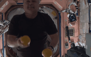 Зарядка для рук в невесомости