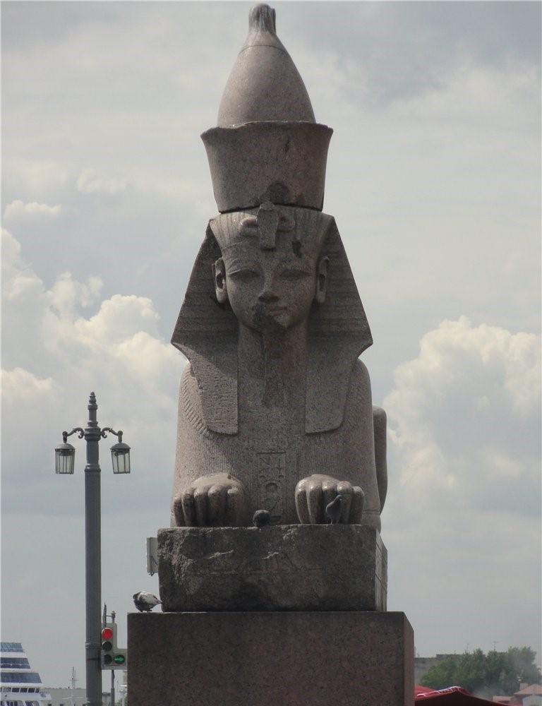 Сфинкс аменхотепа. Элиста скульптура сфинкс. Царь верхнего и Нижнего Египта. Северный сфинкс. Сфинксы северных ворот Санкт.