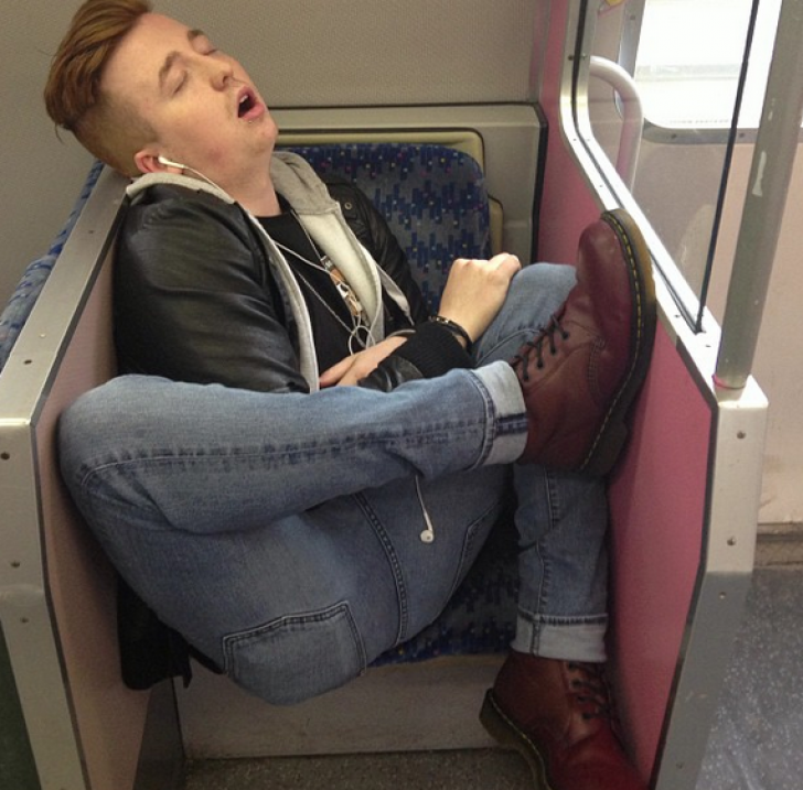 Уставший с долгой дороги отец решил отдохнуть. Спящий человек в электричке. Спящий человек в автобусе. Спящий человек в поезде.