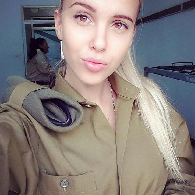 Симпатичная израильская девушка