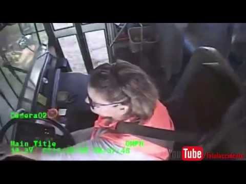 Водитель автобуса вываливается из своего места 