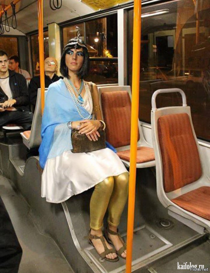 Тетка в автобусе. Фотосессия в общественном транспорте. Женщины в общественном транспорте. Люди в транспорте. Смешные люди в транспорте.