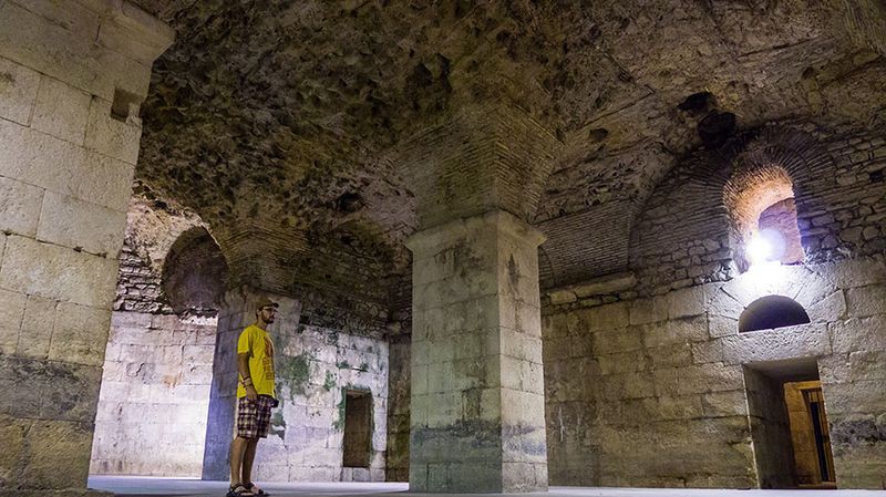 6. В подвале дворца Диоклетиана (Сплит) — где содержались Драконы