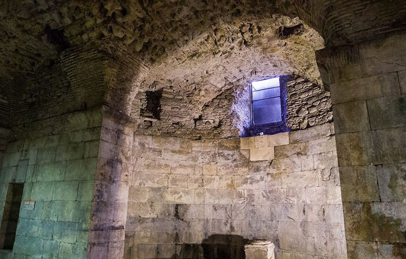 8. В подвале дворца Диоклетиана — Тронный зал