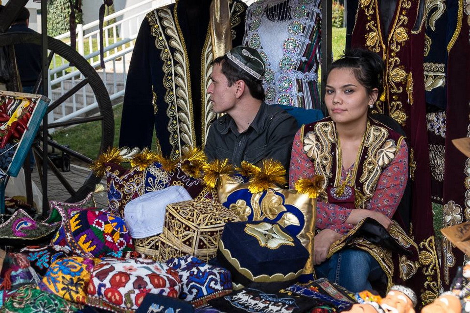 Сердце ташкента. Узбекский рынок. Узбечка на рынке. Узбекистан люди. Узбекский базар.