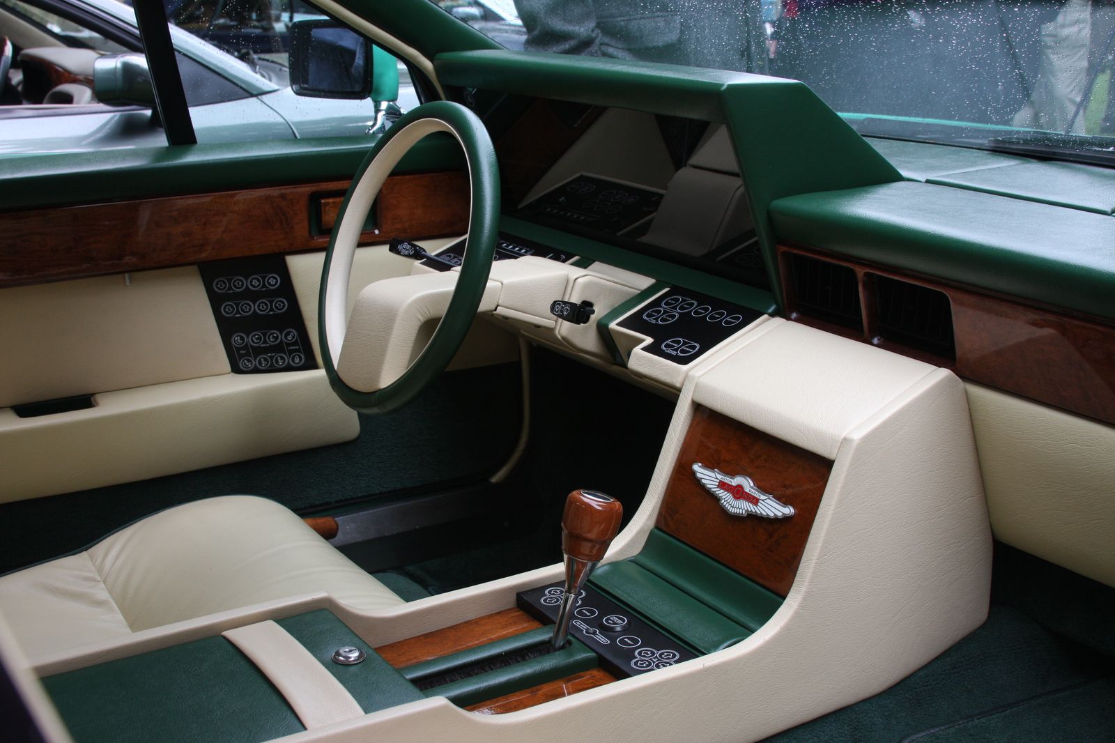 "Космический" интерьер седана Aston Martin Lagonda