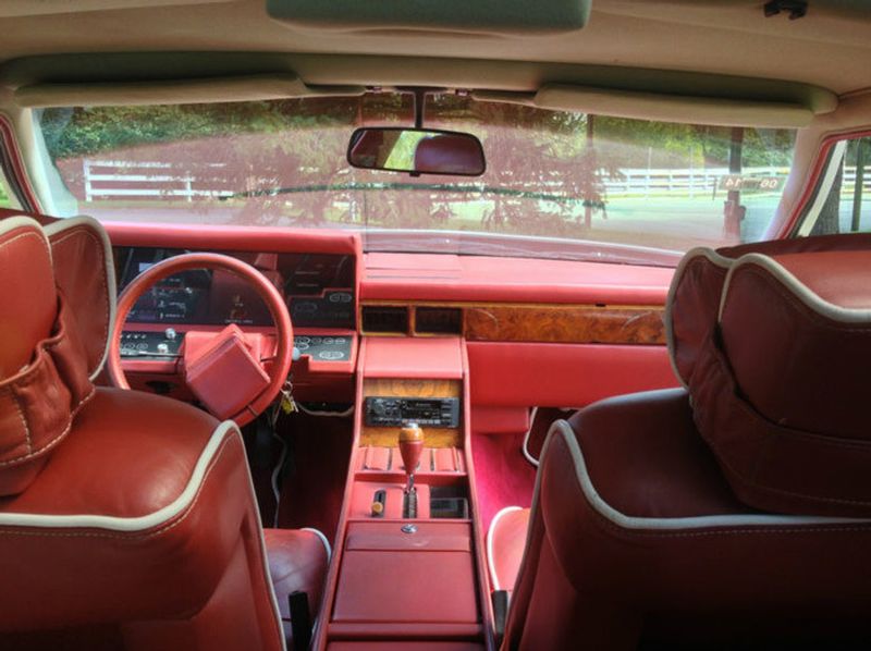 "Космический" интерьер седана Aston Martin Lagonda