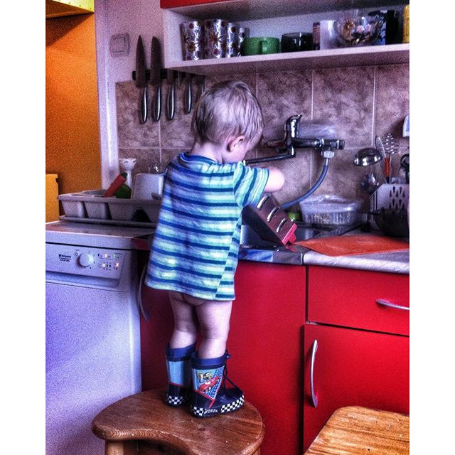 Дорогие родители, не приучайте сыновей с самых ранних лет готовить еду без штанов.
