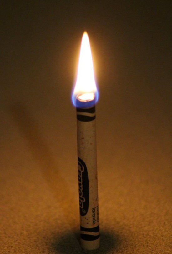 7. Ненужные пастельные мелки можно использовать вместо свечек, если вдруг вырубит электричество