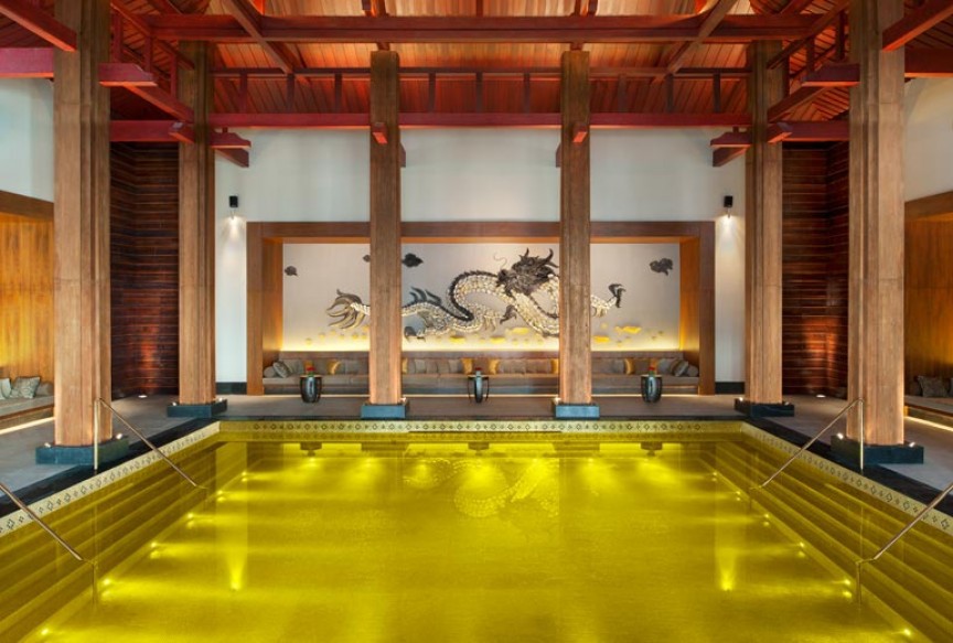 10. "Золотой бассейн" отеля The St. Regis Lhasa Resort