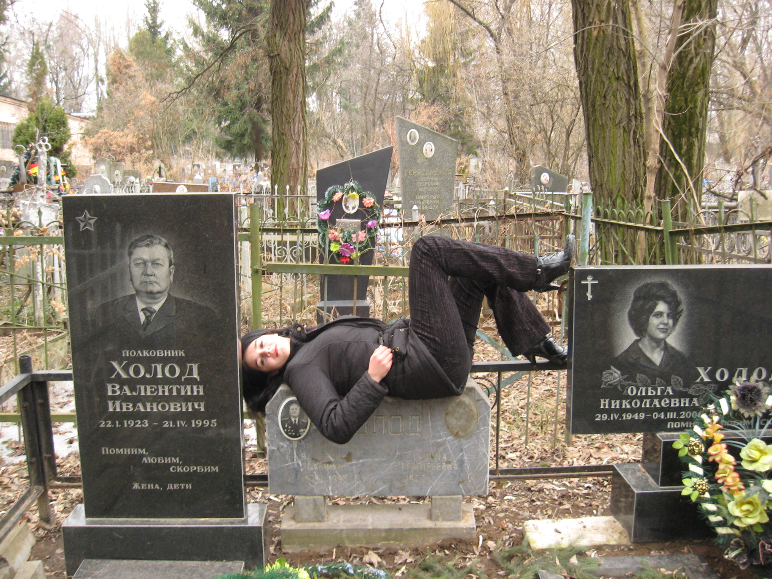 фото кладбища и могил с людьми