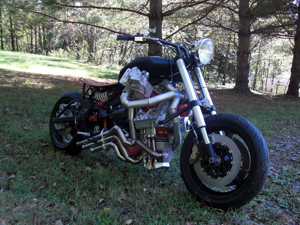 Мотоцикл с трехцилиндровым радиальным двигателем