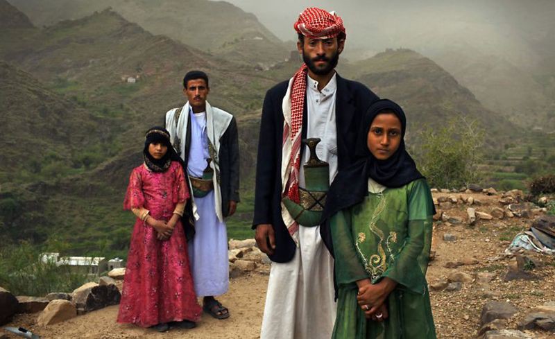 4. Девочки, которых насильно отдают замуж в Афганистане. На фото невеста Тегани (в розовом) и Гада