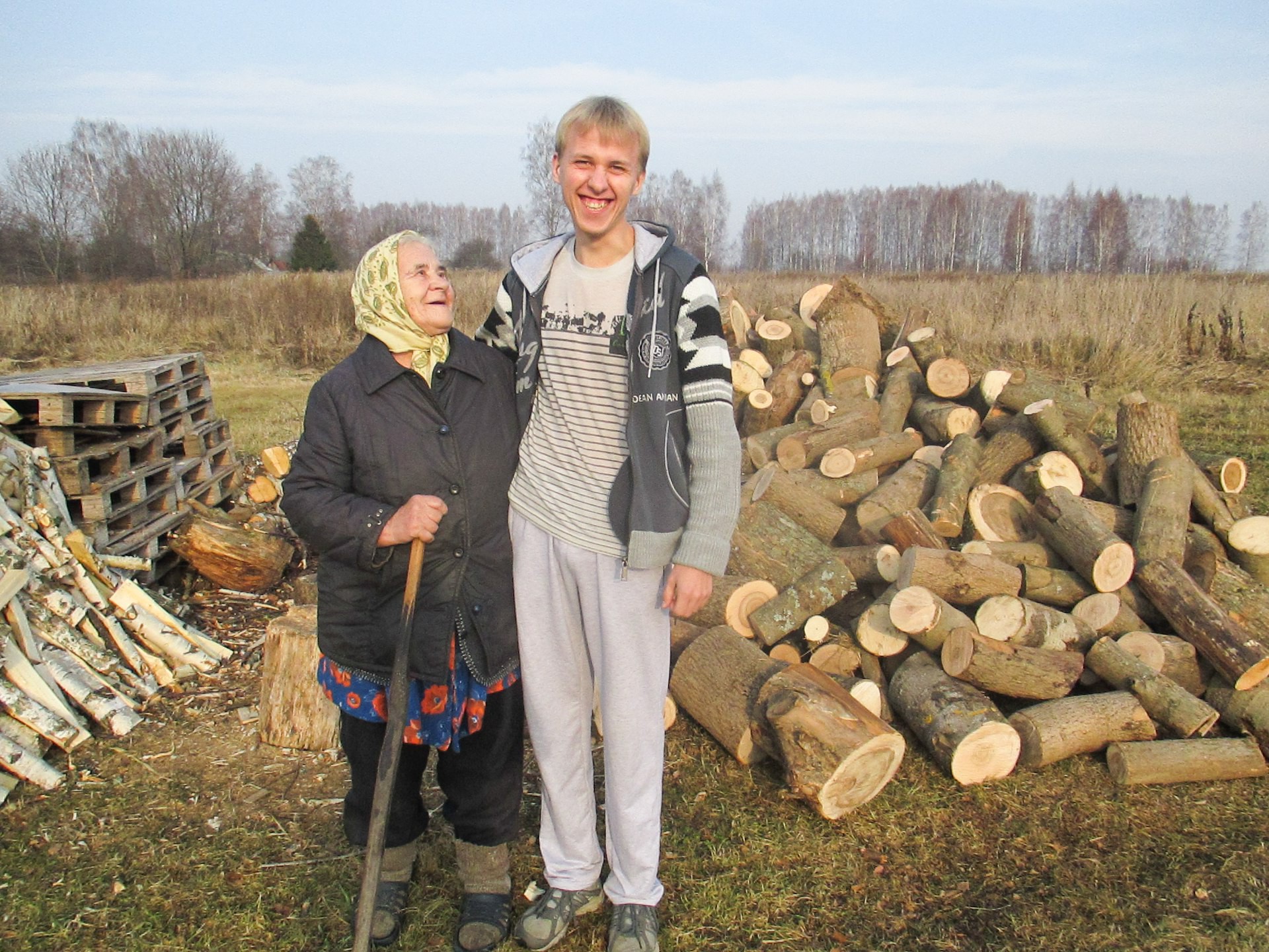 Купить дрова бабушке. Бабушка с дровами.
