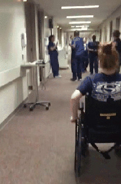 Девочка, которая была парализована последние 11 дней, решила удивить свою медсестру