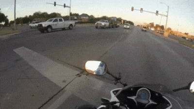 Мотоциклист спасает котенка