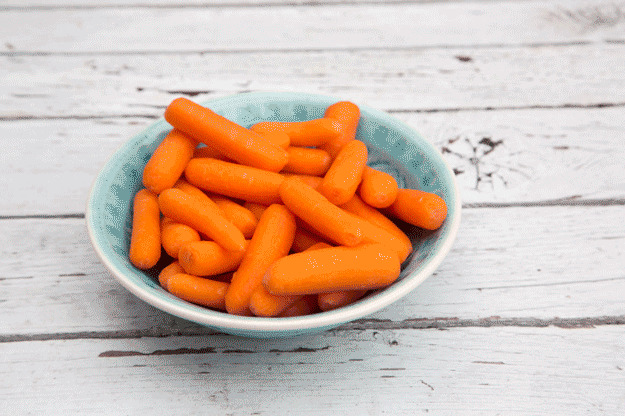 8. «Полезная» мини-морковь — это не маленькая морковка, а простые порезанные кусочки большой морковки.