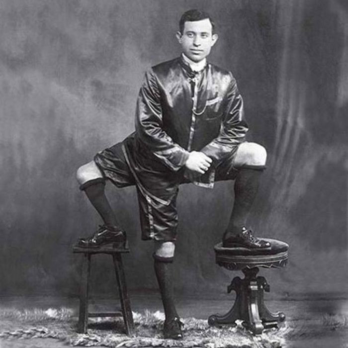 1. Мужчина с тремя ногами люди, часть тела