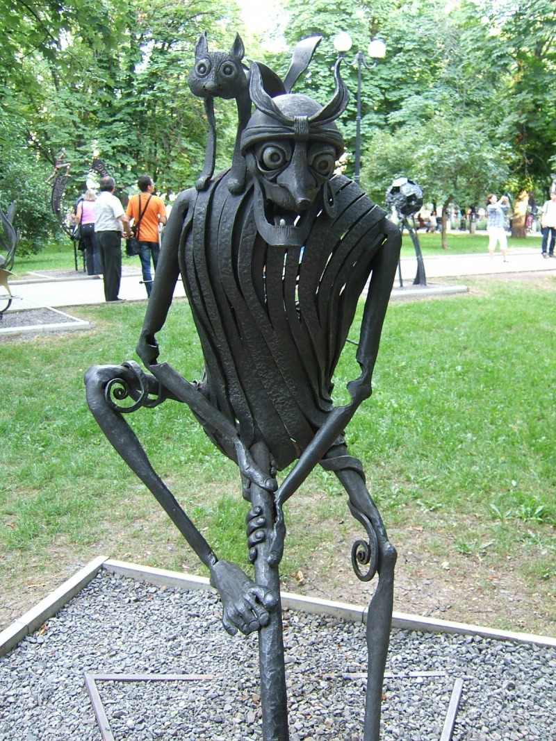 Ворошиловский район Донецка с его парком кованых фигур - рай для всеобщего поклонения красоте.