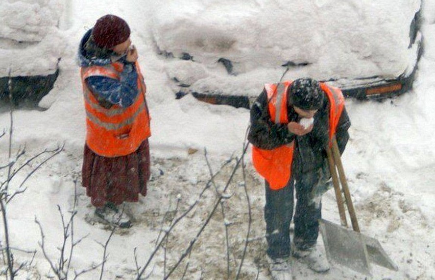 От снега избавляются не только при помощи лопат 