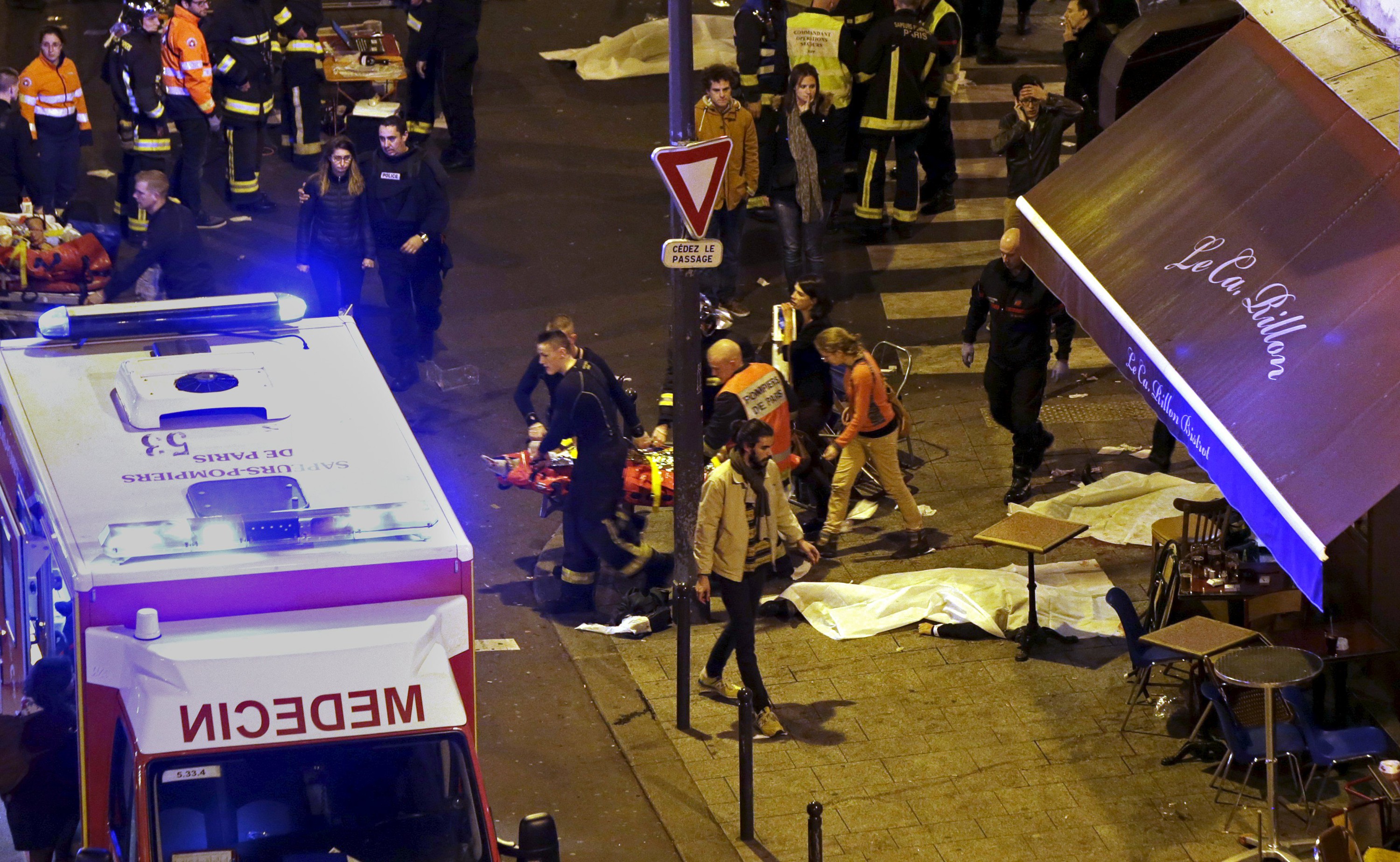 Теракт в париже 13 ноября. Теракты в Париже 2015 кадры. Теракты в Париже 13 ноября 2015 года.