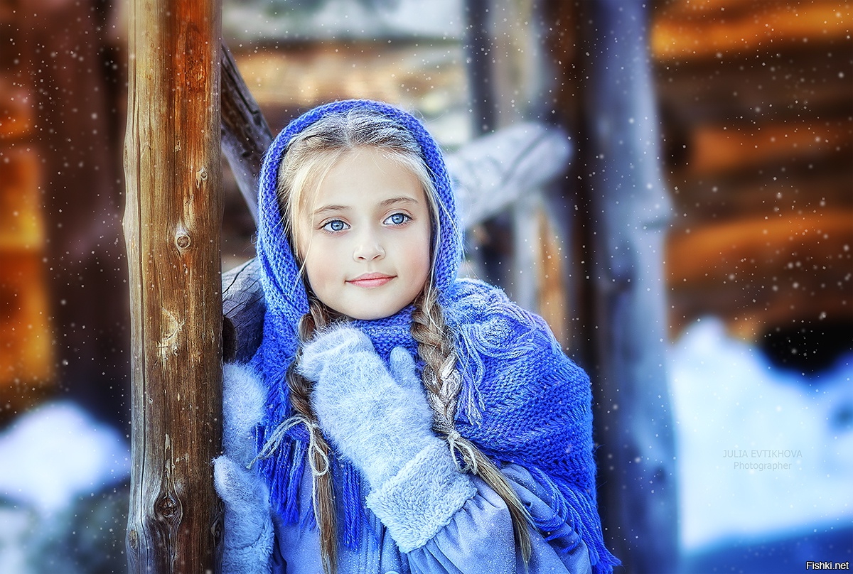 Маленькие русские красавицы. Маленькая девочка зимой. Девочка в платке. Русские красавицы зимой. Зима для детей.