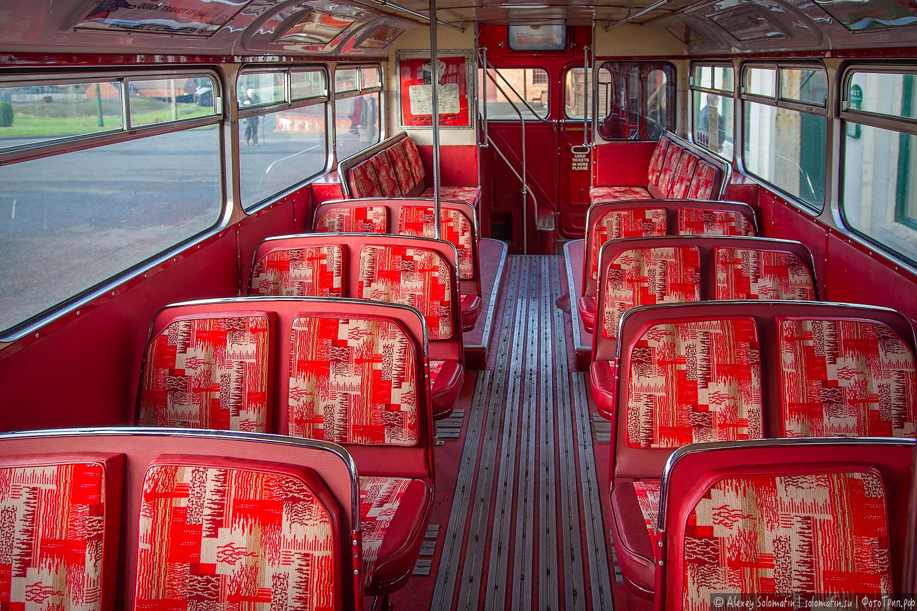 Красный автобус маршрутка. Лондонский автобус Routemaster. Двухэтажные автобусы «Routemaster». Рутмастер Лондон. Двухэтажный автобус в Лондоне внутри.