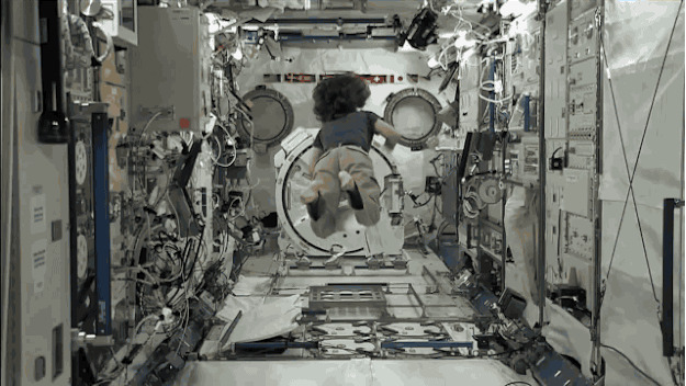 6. Космонавты-ветераны называют новичков, которые только учатся перемещаться в невесомости, 