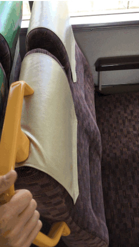 12. Можно даже менять для вашего удобства расположение спинок сидений в поездах 