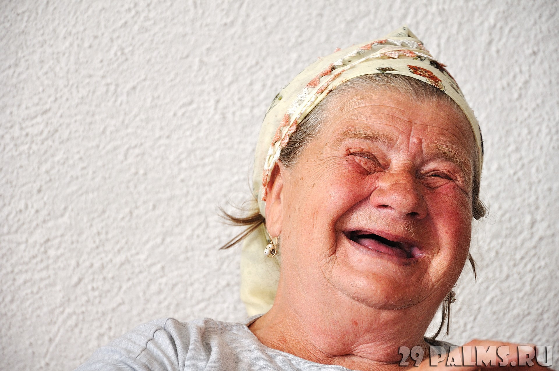 Бабка смеха. Старушка смеется. Бабушка смеется. Бабуля смеется. Бабушка улыбается.