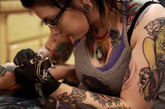 Девушка в татуировках мастер минета