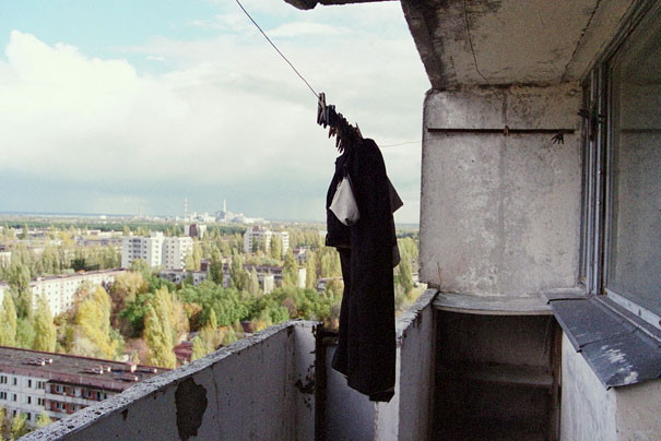 13. В 2004 году на балконе заброшенного дома в Припяти все еще висело чье-то белье, двадцать лет после катастрофы.