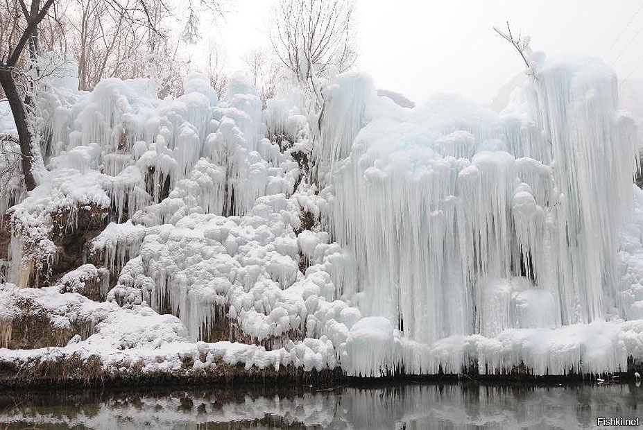 Замерзший водопад в китае