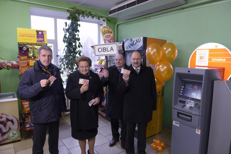 Премьер-министр Латвии открыла... банкомат!