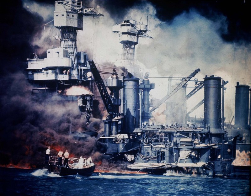 Начало бомбардировки Перл-Харбор. Маленькая лодка вывозит команду корабля ВМС Соединенных Штатов Америки «Западная Вирджиния».