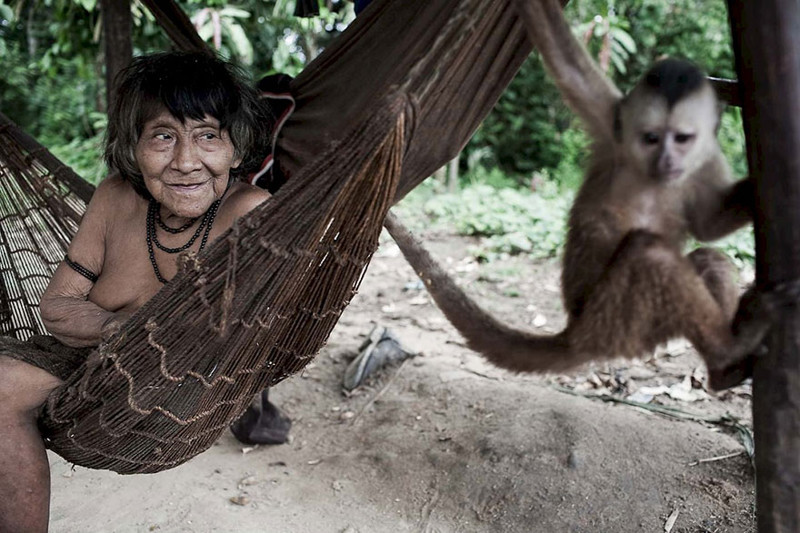 Удивительные фотографии исчезающего племени Ава, женщины которого грудью вскармливают животных  